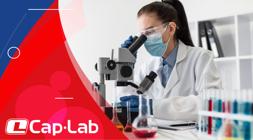 técnica de laboratório fazendo uso de EPIs para trabalhar
