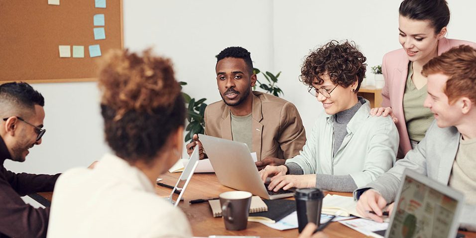 O endomarketing é uma estratégia de marketing voltada para o público interno da empresa, ou seja, os colaboradores. O objetivo do endomarketing é melhorar o clima organizacional, aumentar o engajamento e a produtividade da equipe, fortalecer a cultura e os valores da empresa e reduzir a rotatividade de funcionários.