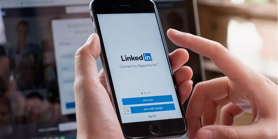 O LinkedIn é a maior rede social profissional do mundo, com mais de 700 milhões de usuários em todo o mundo. Ele é usado por profissionais de todas as áreas e setores para se conectar, compartilhar informações e encontrar oportunidades de carreira. Mas com tantos usuários na plataforma, como você pode se destacar e se tornar relevante no LinkedIn? Neste artigo, vamos compartilhar algumas dicas e estratégias para ajudá-lo a se destacar na plataforma.