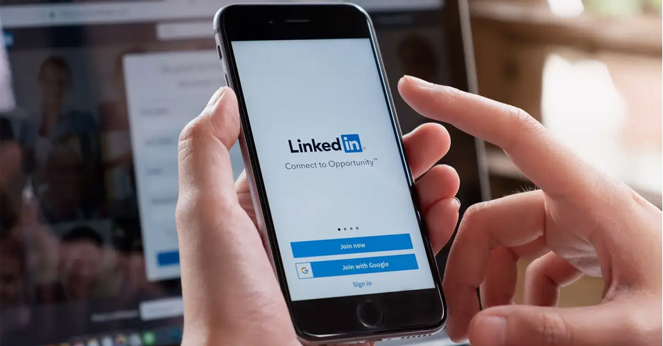 O LinkedIn é a maior rede social profissional do mundo, com mais de 700 milhões de usuários em todo o mundo. Ele é usado por profissionais de todas as áreas e setores para se conectar, compartilhar informações e encontrar oportunidades de carreira. Mas com tantos usuários na plataforma, como você pode se destacar e se tornar relevante no LinkedIn? Neste artigo, vamos compartilhar algumas dicas e estratégias para ajudá-lo a se destacar na plataforma.