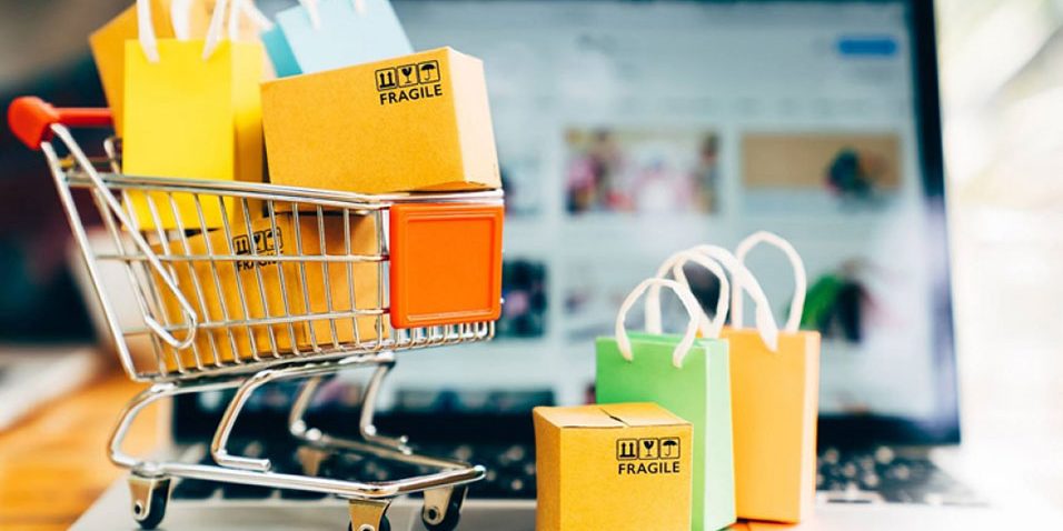 Trade marketing é um conjunto de estratégias B2B (Business to Business) que busca desenvolver e melhorar a relação com os canais de vendas e, o objetivo principal é criar uma experiência de compra memorável para os clientes no ponto de venda.